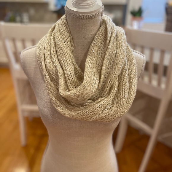Accessories - 💜 5 for $25 or 3 for $18 Cream and white knitted infinity scarf